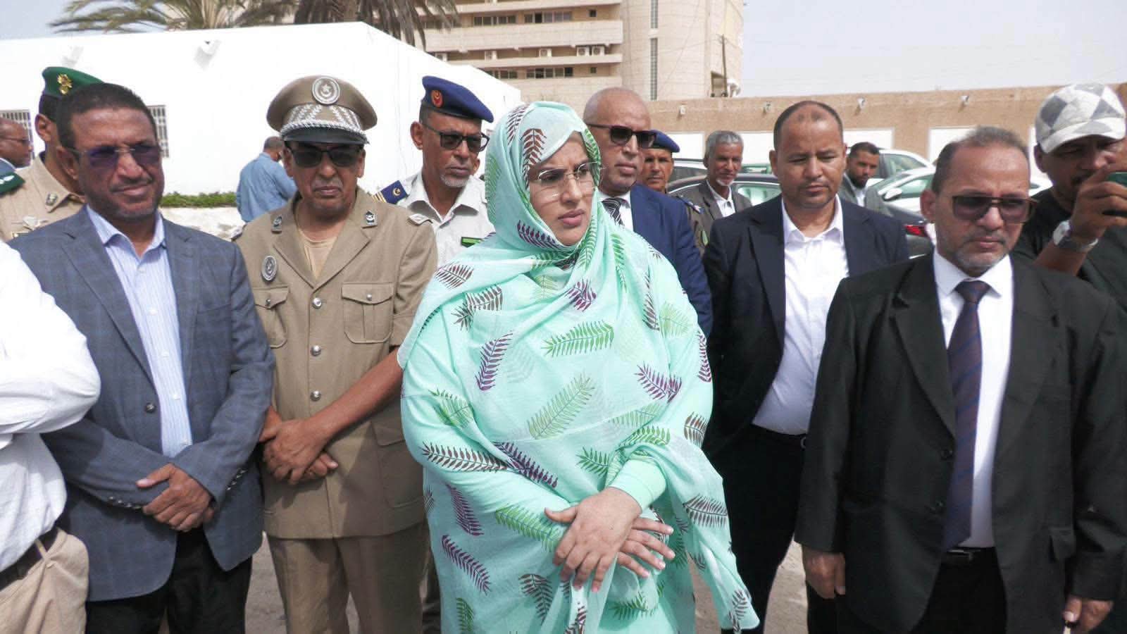 هيئة خيرية توزع ازياء مدرسية
